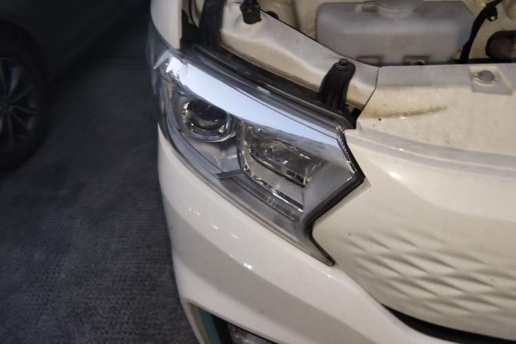 Used CHANGAN KUAYUE Xing V7 EV 2024 316 km Luxury Dual-Door Version 6 Seats Right Front Headlight
