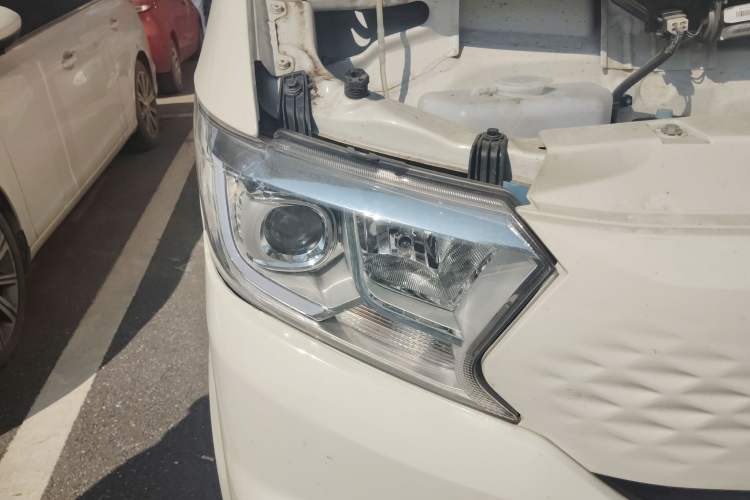 Used CHANGAN KUAYUE Xing V7 EV 2024 316 km Luxury Dual-Door Version 6 Seats Right Front Headlight