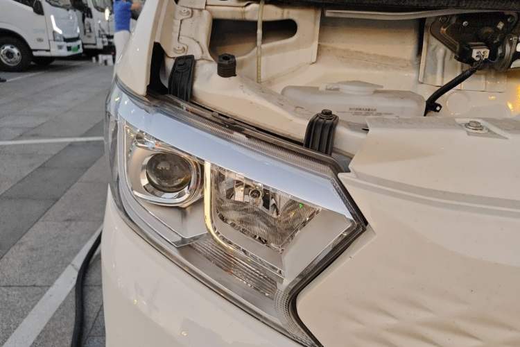 Used CHANGAN KUAYUE Xing V7 EV 2024 251 km Luxury Dual-Door Version 6 Seats Right Front Headlight