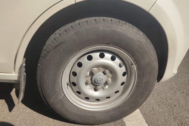 Used CHANGAN KUAYUE Xing V7 EV 2024 316 km Luxury Dual-Door Version 6 Seats Right Front Wheel Hub