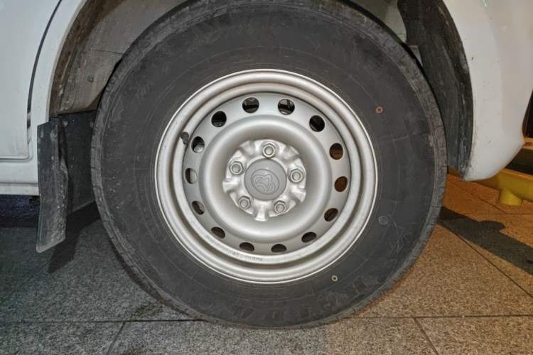 Used CHANGAN KUAYUE Xing V7 EV 2024 251 km Luxury Dual-Door Version 6 Seats Right Front Wheel Hub