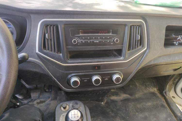Used CHANGAN KUAYUE Zhe D5 2021 1.6L Comfort Edition Double-Cab Flatbed with Dual Rear Wheels 3050mm Cargo Bed DAM16KL Audio And AC Panel