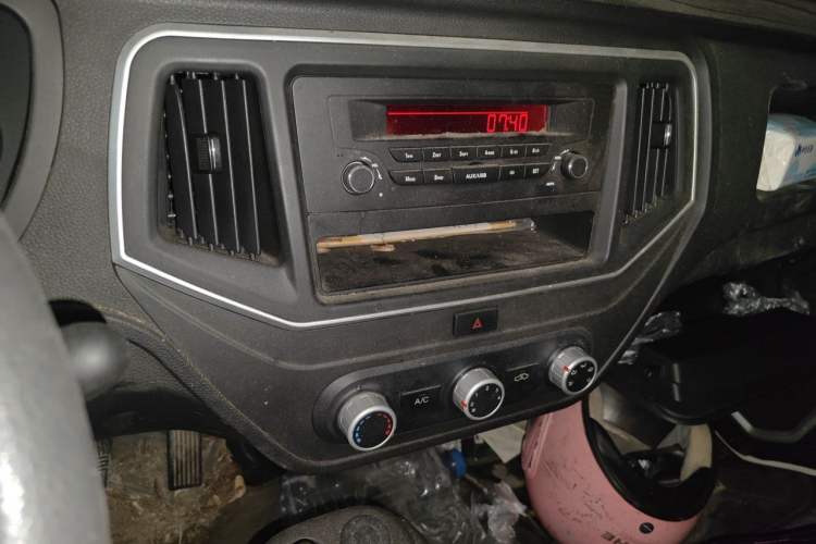 Used CHANGAN KUAYUE Zhe D5 2021 1.6L Standard Edition Double-Cab Flatbed with Dual Rear Wheels 3050mm Cargo Bed DAM16KL Audio And AC Panel