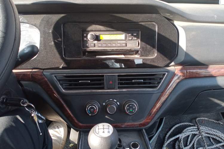 Used CHANGAN KUAYUE Zhe D5 2021 1.6L Standard Edition Single-Row Cargo Bed with Double Rear Wheels 3750mm Cargo Box DAM16KL Audio And AC Panel