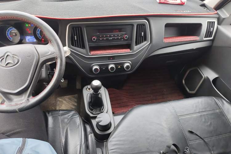 Used CHANGAN KUAYUE Zhe D5 2021 1.6L Standard Edition Double-Cab Flatbed with Dual Rear Wheels 3050mm Cargo Bed DAM16KL Audio And AC Panel