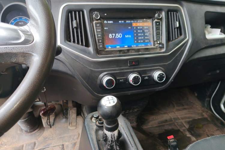 Used CHANGAN KUAYUE Zhe D5 2021 1.6L Standard Edition Single-Row Crew Cab with Dual Rear Wheels 3400mm Cargo Bed DAM16KL Audio And AC Panel