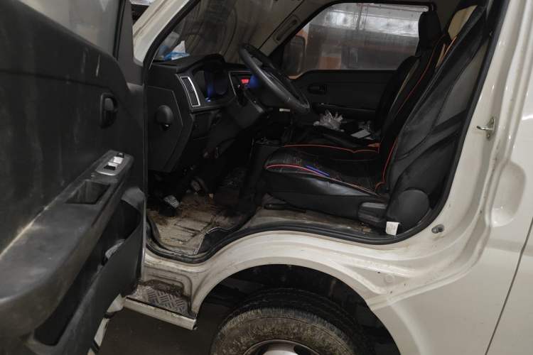 Used CHANGAN KUAYUE Zhe D5 2021 1.6L Standard Edition Double-Cab Flatbed with Dual Rear Wheels 3050mm Cargo Bed DAM16KL Driver Seat