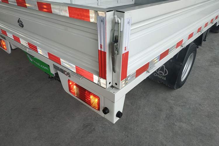 Used CHANGAN KUAYUE Zhe D5 2021 1.6L Standard Edition Double-Cab Flatbed with Dual Rear Wheels 3050mm Cargo Bed DAM16KL Exterior 6