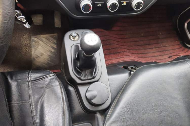 Used CHANGAN KUAYUE Zhe D5 2021 1.6L Standard Edition Double-Cab Flatbed with Dual Rear Wheels 3050mm Cargo Bed DAM16KL Gear Lever