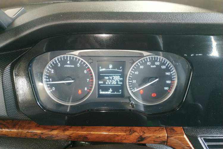 Used CHANGAN KUAYUE Zhe D5 2021 1.6L Standard Edition Double-Cab Flatbed with Dual Rear Wheels 3050mm Cargo Bed DAM16KL Instrument Cluster