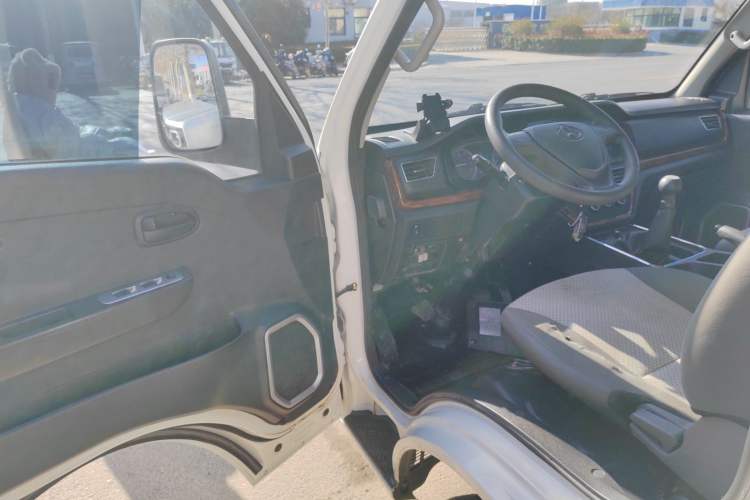 Used CHANGAN KUAYUE Zhe D5 2021 1.6L Standard Edition Double-Cab Flatbed with Dual Rear Wheels 3050mm Cargo Bed DAM16KL Interior 2