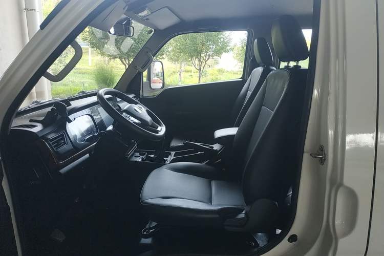 Used CHANGAN KUAYUE Zhe D5 2021 1.6L Standard Edition Double-Cab Flatbed with Dual Rear Wheels 3050mm Cargo Bed DAM16KL Left Front Seat