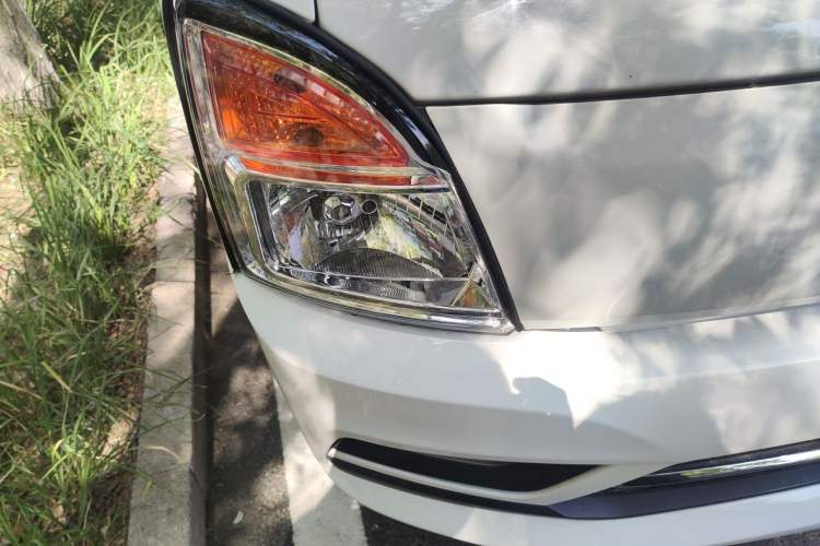 Used CHANGAN KUAYUE Zhe D5 2021 1.6L Comfort Edition Double-Cab Flatbed with Dual Rear Wheels 3050mm Cargo Bed DAM16KL Right Front Headlight