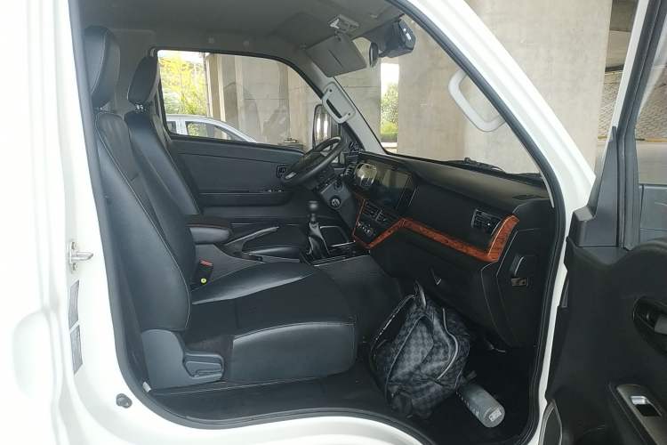 Used CHANGAN KUAYUE Zhe D5 2021 1.6L Standard Edition Double-Cab Flatbed with Dual Rear Wheels 3050mm Cargo Bed DAM16KL Right Front Seat