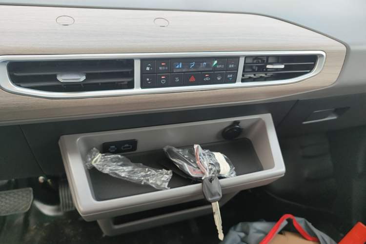 Used CHANGAN KUAYUE Starlight EV 2025 Model 3-Passenger Van, 300 km, Comfort Edition Audio And AC Panel