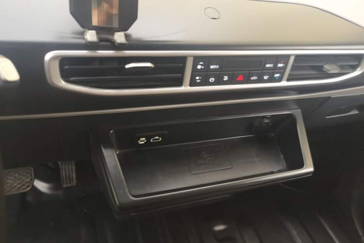Used CHANGAN KUAYUE Starlight EV 2025 Model 3-Passenger Van, 305 km, Comfort Edition Audio And AC Panel
