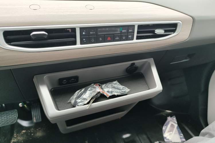 Used CHANGAN KUAYUE Starlight EV 2025 Model 3-Passenger Van, 305 km, Comfort Edition Audio And AC Panel