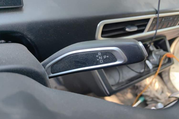 Used CHANGAN KUAYUE Starlight EV 2025 Model 3-Passenger Van, 305 km, Luxury Edition Gear Lever