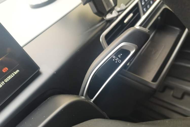 Used CHANGAN KUAYUE Starlight EV 2025 Model 3-Passenger Van, 305 km, Comfort Edition Gear Lever