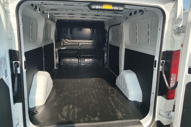 Used CHANGAN KUAYUE Starlight EV 2025 Model 3-Passenger Van, 300 km, Comfort Edition Trunk