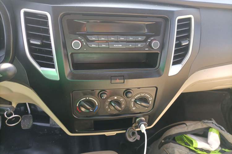 Used CHANGAN KUAYUE Xinbao T3 2018 1.5L Standard Single-Row Single-Rear-Wheel Extended Cargo Bed DK15C Audio And AC Panel