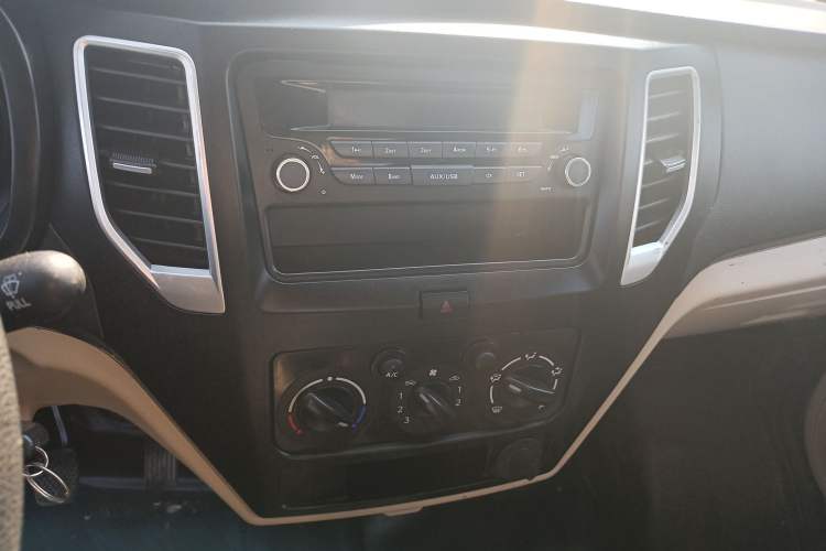 Used CHANGAN KUAYUE Xinbao T3 2018 1.5L Standard Single-Row Single-Rear-Wheel Extended Cargo Bed DK15C Audio And AC Panel