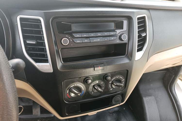 Used CHANGAN KUAYUE Xinbao T3 2018 1.5L Standard Single-Row Single-Rear-Wheel Extended Cargo Bed DK15C Audio And AC Panel
