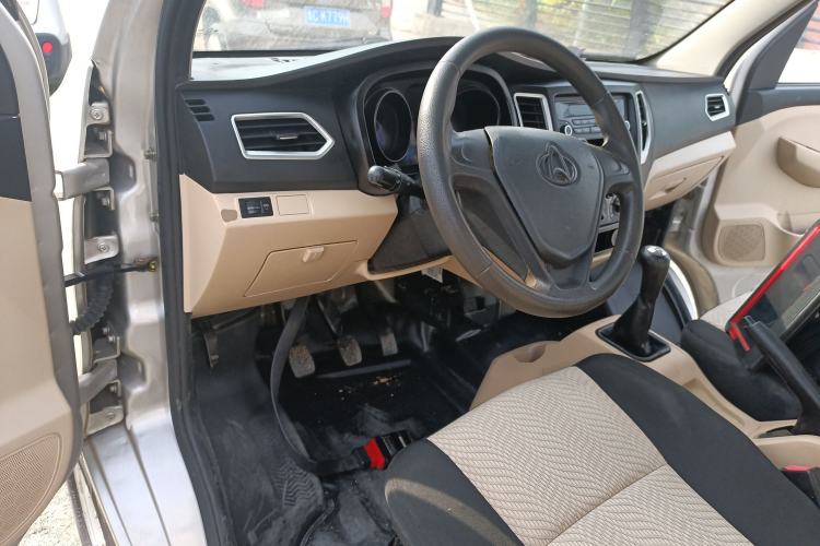 Used CHANGAN KUAYUE Xinbao T3 2018 1.5L Standard Single-Row Single-Rear-Wheel Extended Cargo Bed DK15C Center Console