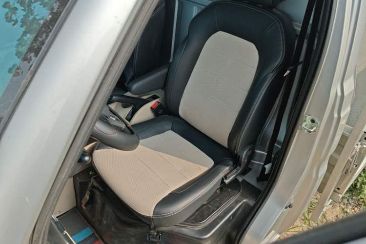Used CHANGAN KUAYUE Xinbao T5 2022 1.6L Flagship Cargo Truck Single Cab Single Rear Wheel 3400 mm Wheelbase 3.3-Meter Length DAM16KR Left Rear Seat