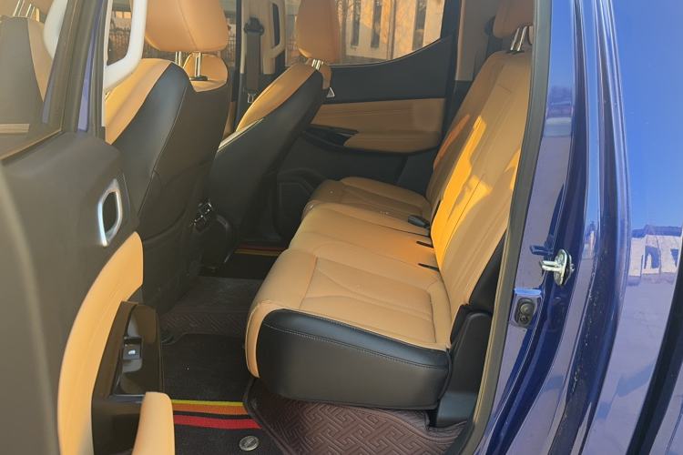 Used CHANGAN Lantop 2023 2.0T Automatic 4x4 Gasoline Flagship Standard Cab Interior 1