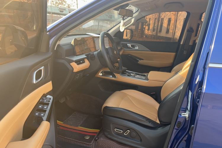 Used CHANGAN Lantop 2023 2.0T Automatic 4x4 Gasoline Flagship Standard Cab Interior 2