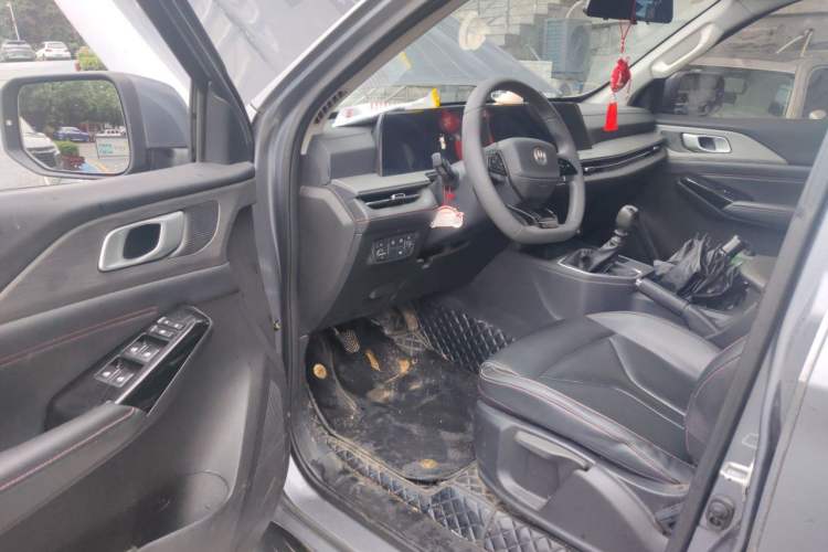 Used CHANGAN Lantop 2023 2.0T Manual Two-Wheel-Drive Diesel Elite Version with Long Flatbed Driver Seat
