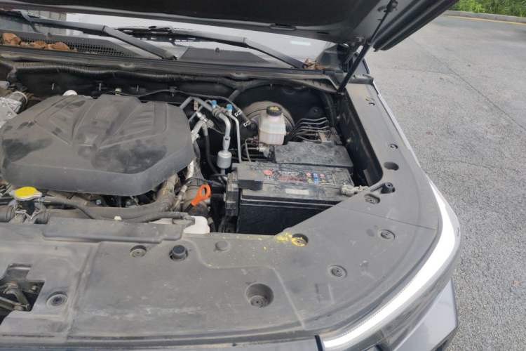 Used CHANGAN Lantop 2023 2.0T Manual Two-Wheel-Drive Diesel Elite Version with Long Flatbed Engine Bay Left