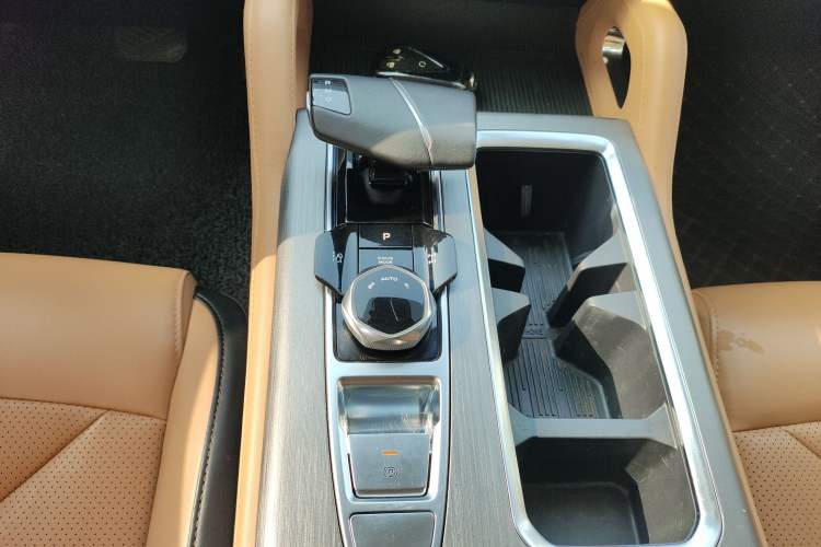 Used CHANGAN Lantop 2023 2.0T Automatic 4x4 Gasoline Flagship Standard Cab Gear Lever