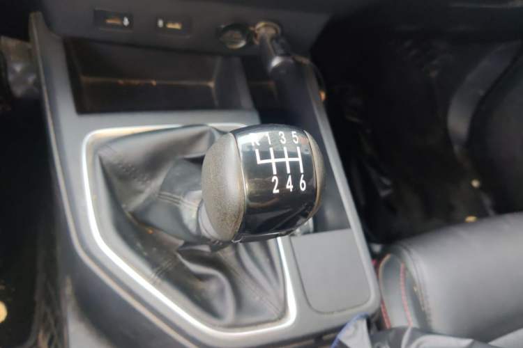 Used CHANGAN Lantop 2023 2.0T Manual Two-Wheel-Drive Diesel Elite Version with Long Flatbed Gear Lever
