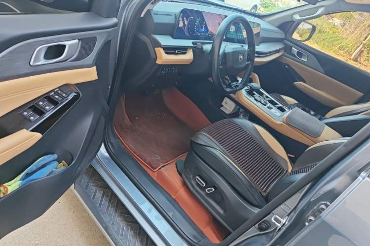 Used CHANGAN Lantop 2023 2.0T Automatic 4x4 Gasoline Flagship Standard Cab Interior 3