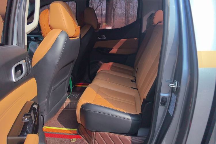 Used CHANGAN Lantop 2023 2.0T Automatic 4x4 Gasoline Flagship Standard Cab Left Rear Seat