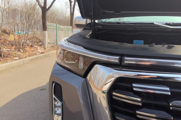 Used CHANGAN Lantop 2023 2.0T Automatic 4x4 Gasoline Flagship Standard Cab Right Front Headlight
