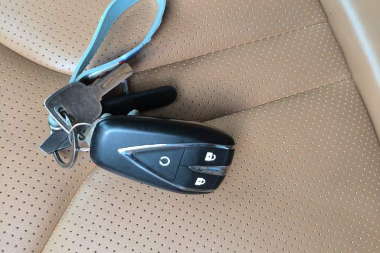 Used CHANGAN Lantop 2023 2.0T Automatic 4x4 Gasoline Flagship Standard Cab Vehicle Key