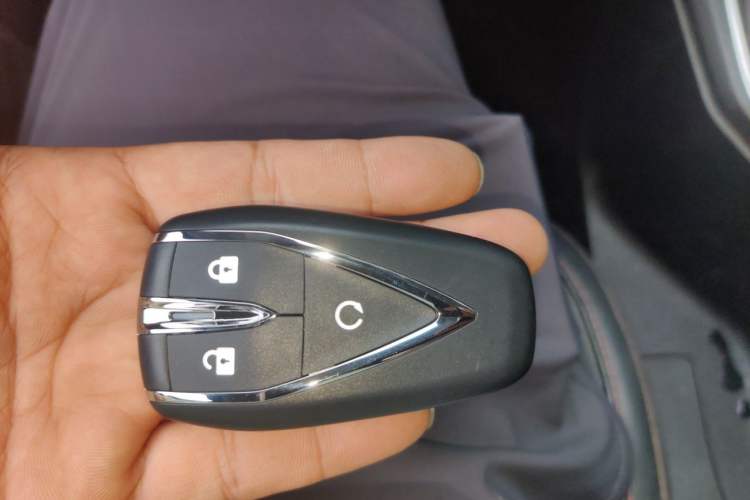 Used CHANGAN Lantop 2023 2.0T Manual Two-Wheel-Drive Diesel Elite Version with Long Flatbed Vehicle Key