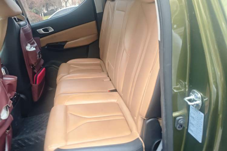Used CHANGAN Lantop 2023 2.0T Automatic All-Wheel Drive Gasoline Flagship Standard Cab Left Rear Seat