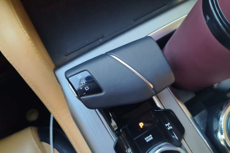 Used CHANGAN Lantop 2023 2.0T Automatic 4x4 Gasoline Flagship Standard Cab Gear Lever