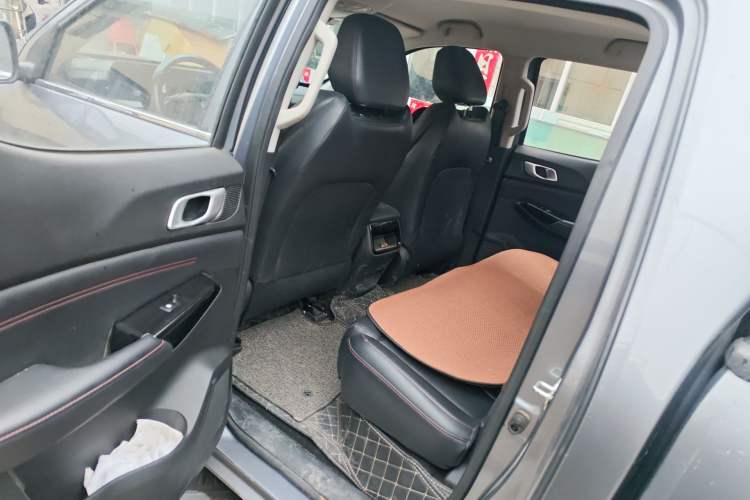 Used CHANGAN Lantop 2023 2.0T Manual 4x4 Diesel Flagship Long-Box Version Left Rear Seat