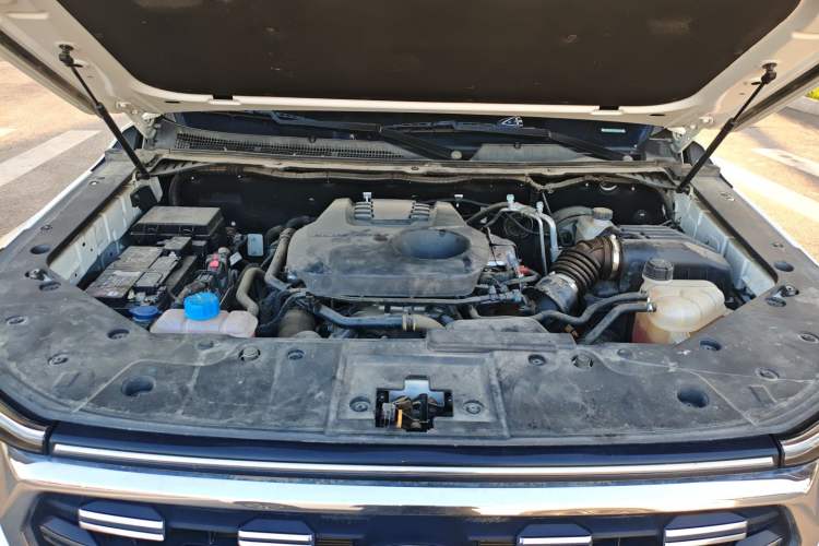 Used CHANGAN Lantop 2023 2.0T Manual Two-Wheel Drive Gasoline Elite Version Standard Cab Engine Bay