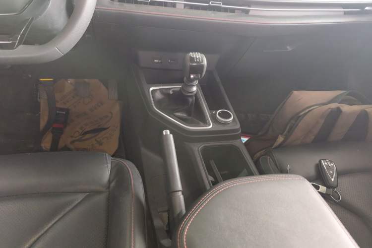 Used CHANGAN Lantop 2023 2.0T Manual 4x4 Diesel Elite Standard Cab Gear Lever