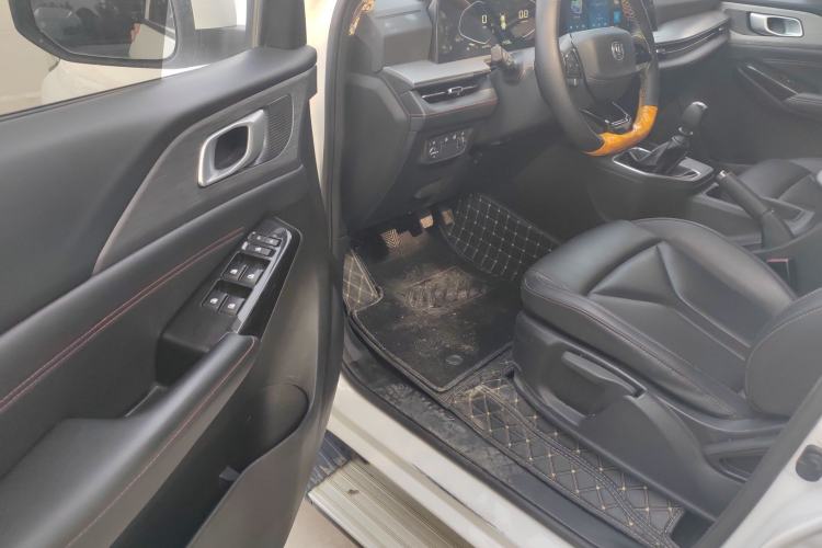 Used CHANGAN Lantop 2023 2.0T Manual Two-Wheel Drive Gasoline Elite Version Standard Cab Interior 8