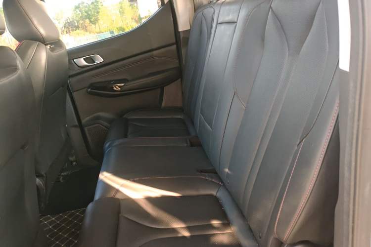 Used CHANGAN Lantop 2023 2.0T Manual Two-Wheel Drive Gasoline Elite Version Standard Cab Left Rear Seat