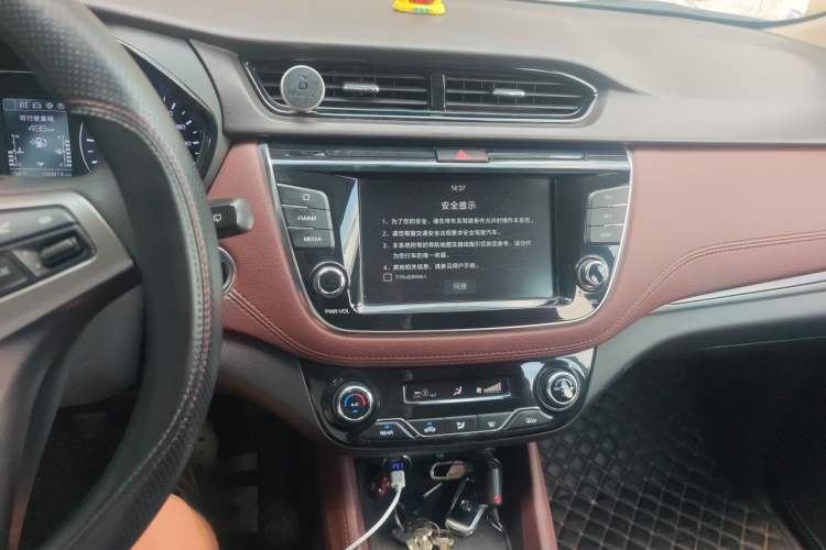 Used CHANGAN Lingxuan 2017 1.6L Manual Elite Model Audio And AC Panel