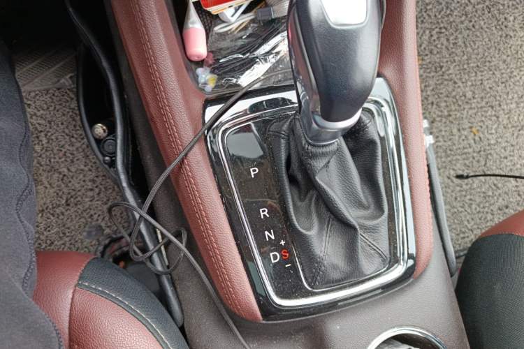 Used CHANGAN Lingxuan 2017 1.5T Automatic Lehuo Elite Model Gear Lever