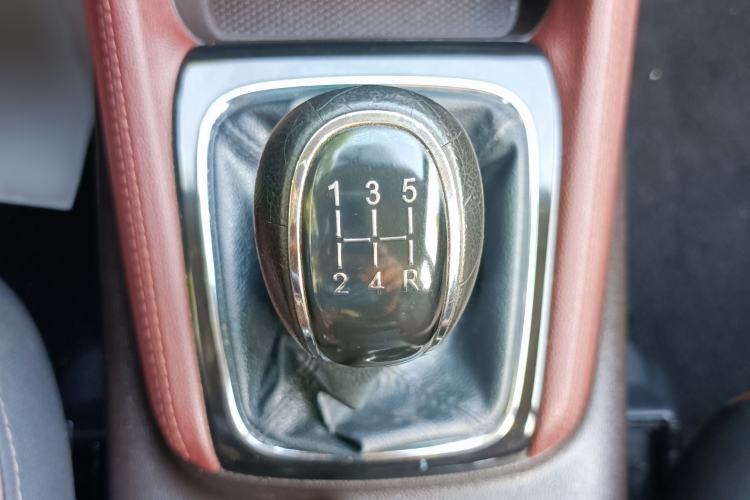 Used CHANGAN Lingxuan 2017 1.6L Manual Happiness Edition Interior 13